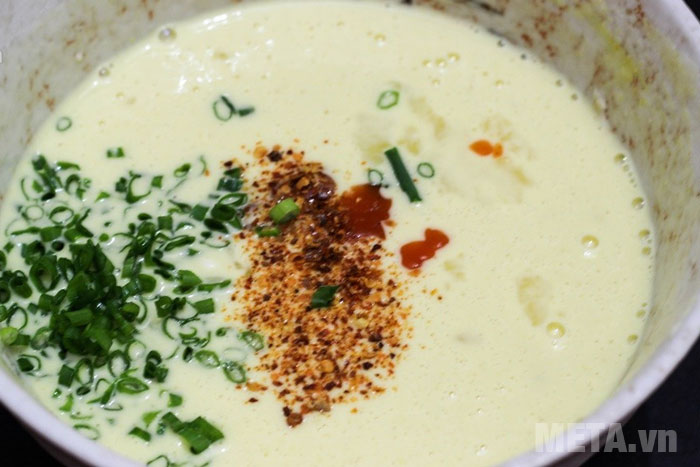 Đổ nước vào tô bột Đổ nước vào tô bột