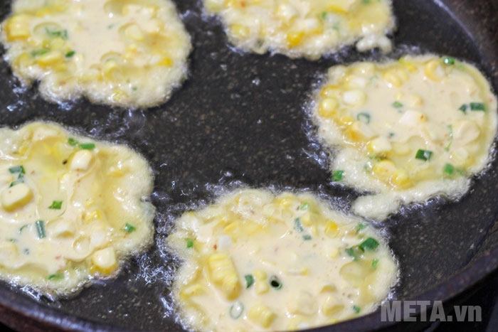 Chiên bánh ngô Chiên bánh ngô