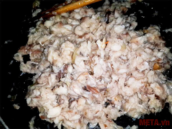 Xào cá trên chảo Xào cá trên chảo