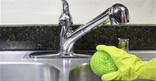 Cách vệ sinh thông minh giúp bồn rửa bát nhà bạn luôn sáng bóng