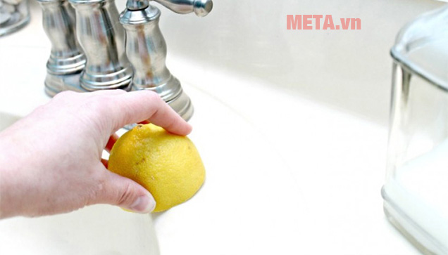 Cách vệ sinh thông minh giúp bồn rửa bát nhà bạn luôn sáng bóng Sử dụng chanh