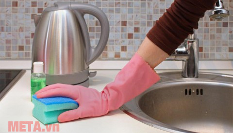 Cách vệ sinh thông minh giúp bồn rửa bát nhà bạn luôn sáng bóng Sử dụng nước lạnh