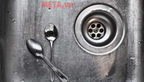 Cách vệ sinh thông minh giúp bồn rửa bát nhà bạn luôn sáng bóng Loại bỏ dầu mỡ bám dính