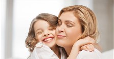 Những cách giữ ấm cho gia đình có người già và trẻ nhỏ khi chuyển mùa