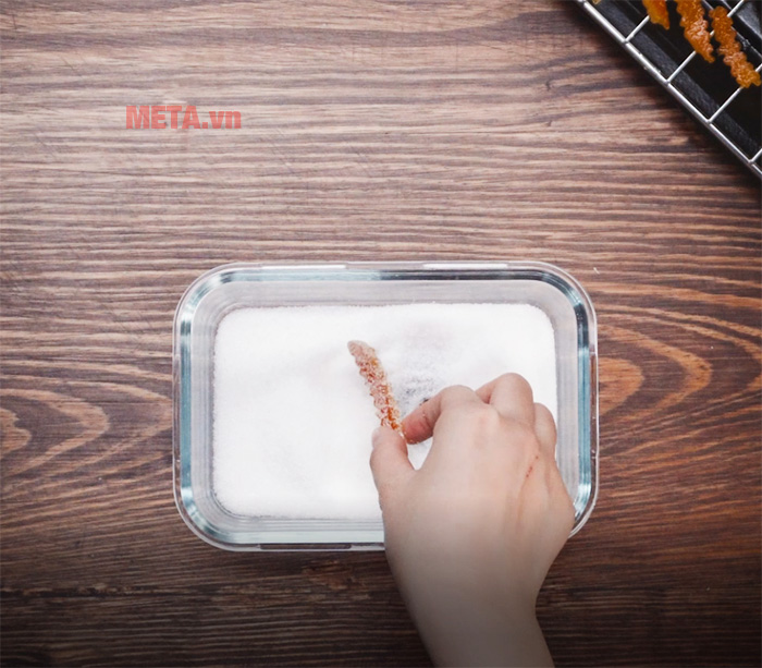 Bước 6: Sấy vỏ cam rồi lăn đường Bước 6: Sấy vỏ cam rồi lăn đường