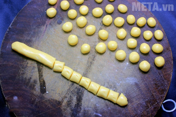 Lăn bột thành dài và vo viên 