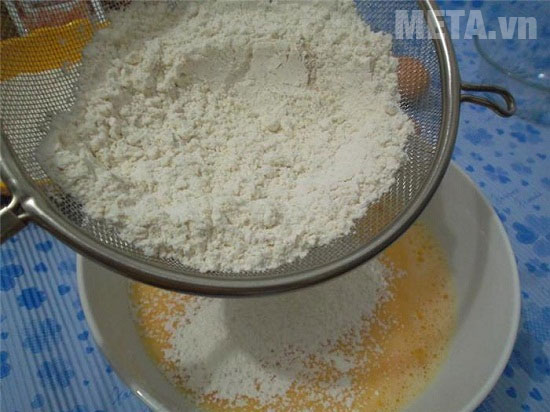 Cho bột vào trứng 