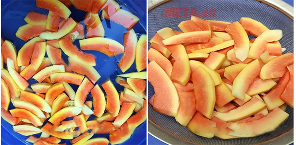 Ngâm ngay đu đủ vào nước có pha chút muối hoặc chanh Ngâm đu đủ vào nước có pha chút muối hoặc chanh