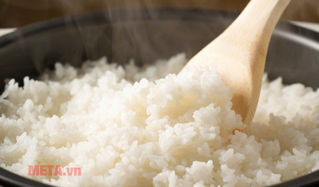 Xới cơm khi chín