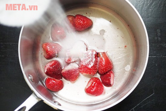 Bước 2: Ướp đường dâu