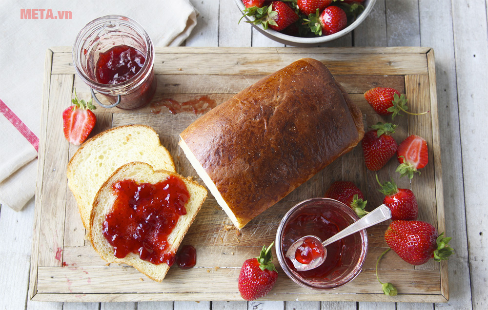 Mứt dâu ăn với bánh mì