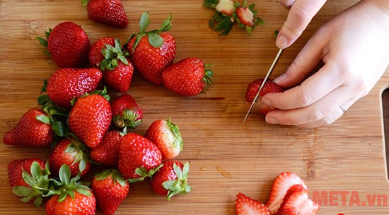 Bước 1: Sơ chế dâu