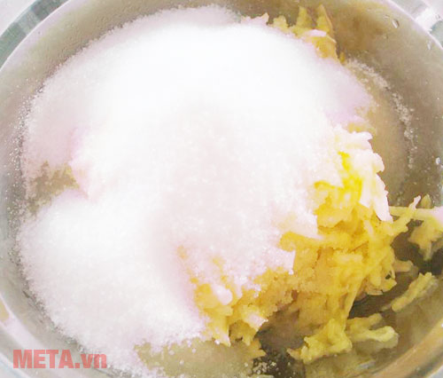 Bước 2: Cho dứa, muối, đường vào nồi hoặc chảo chống dính trộn đều.