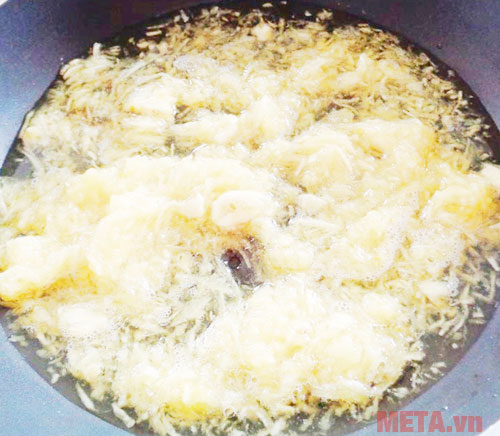 Bước 4: Bắc chảo dứa lên bếp sên với lửa trung bình 10 phút.