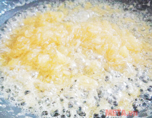 Bước 5: Sau đó hạ lửa nhỏ tiếp tục sên cho đến khi mứt bắt đầu kết dính