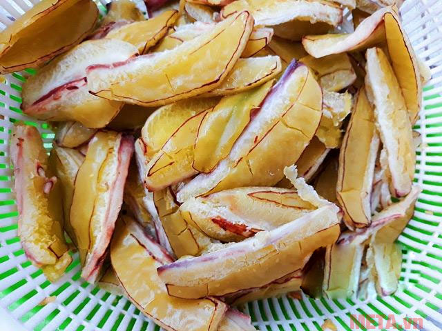 Rửa sạch khế với nước cho hết mùi vôi