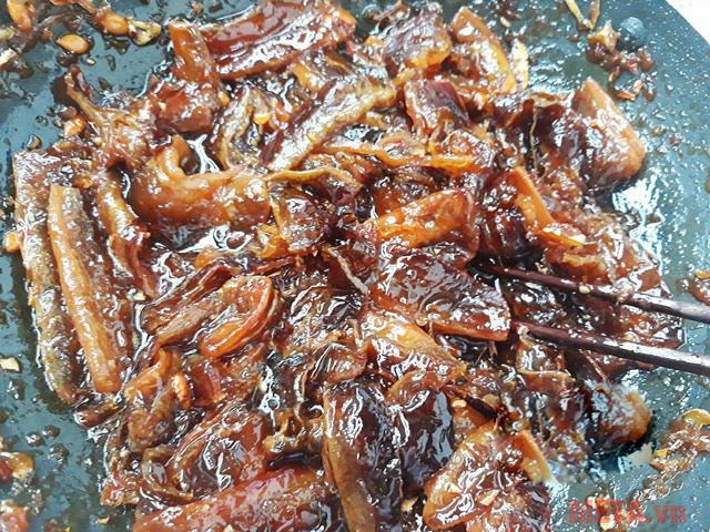 Sên mứt đến khi miếng khế chuyển màu vàng cánh gián đậm thì cho gừng đã băm nhỏ vào