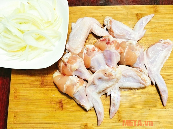 Làm cánh gà om coca đưa cơm - tuyệt chiêu của các bà mẹ Chặt cánh