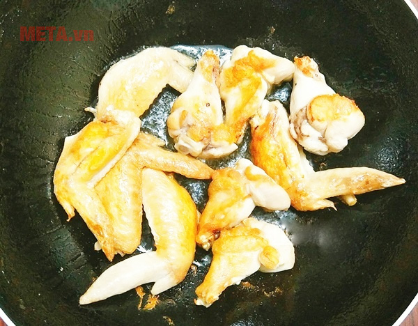 Làm cánh gà om coca đưa cơm - tuyệt chiêu của các bà mẹ Áp chảo gà