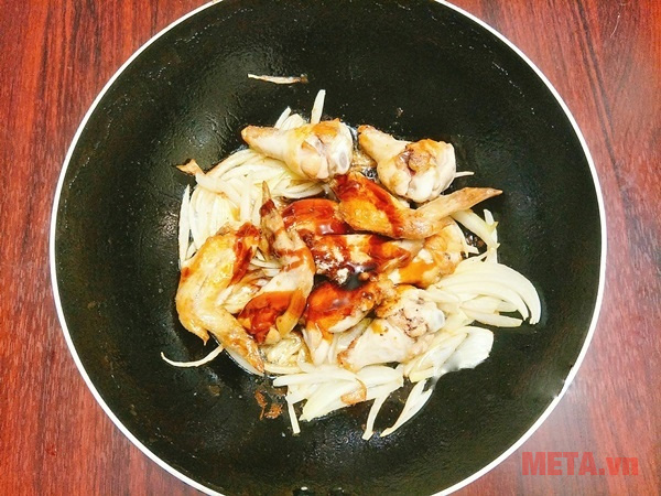 Làm cánh gà om coca đưa cơm - tuyệt chiêu của các bà mẹ Thêm gia vị