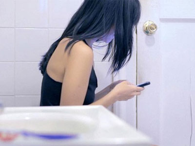 Những tác hại khi bạn vừa đi vệ sinh vừa dùng điện thoại