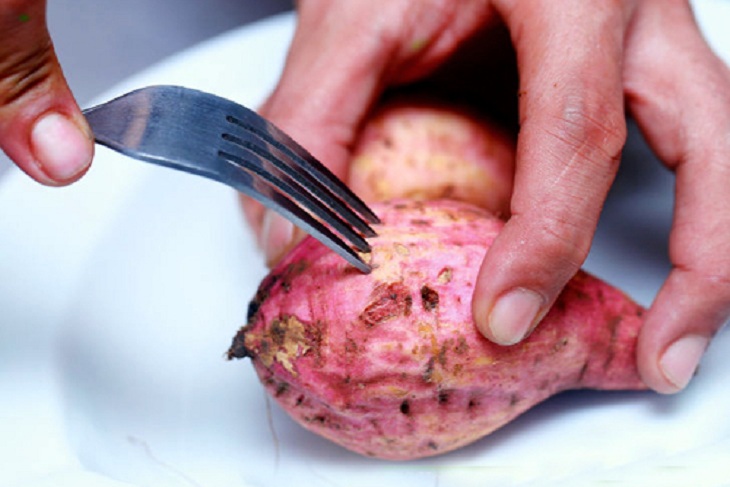 Mẹo luộc khoai bằng lò vi sóng nhanh không cần nước Mẹo luộc khoai bằng lò vi sóng nhanh không cần nước