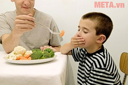 Ép trẻ ăn Những cách hiệu quả trị biếng ăn cho từng nhóm trẻ