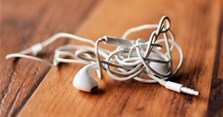 Những cách quấn tai nghe không bao giờ bị rối