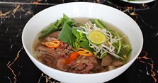 Cách nấu phở bò đơn giản tại nhà đảm bảo nước dùng ngọt trong như ngoài hàng