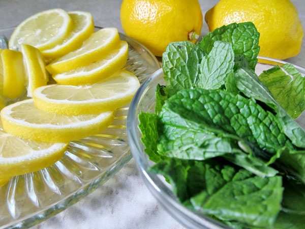 Rửa mặt bằng chanh và lá bạc hà