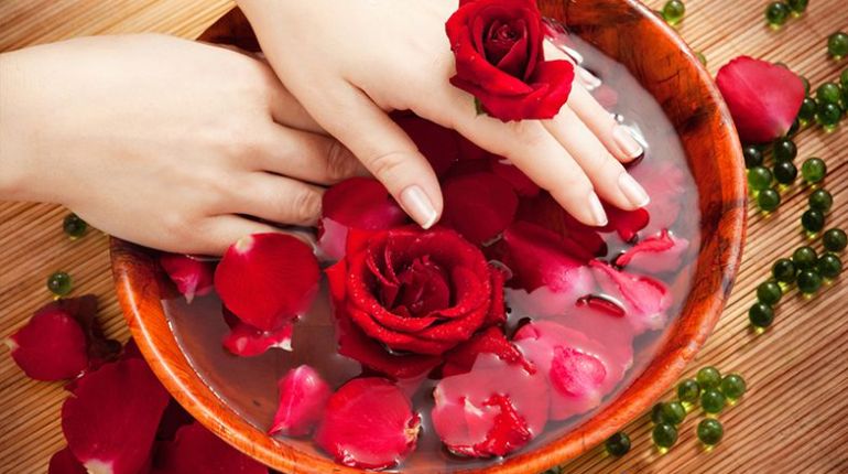 Cách rửa mặt bằng nước hoa hồng