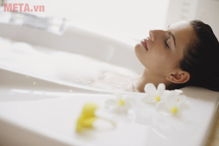 Tắm nước nóng Cách giảm đau bụng kinh hiệu quả