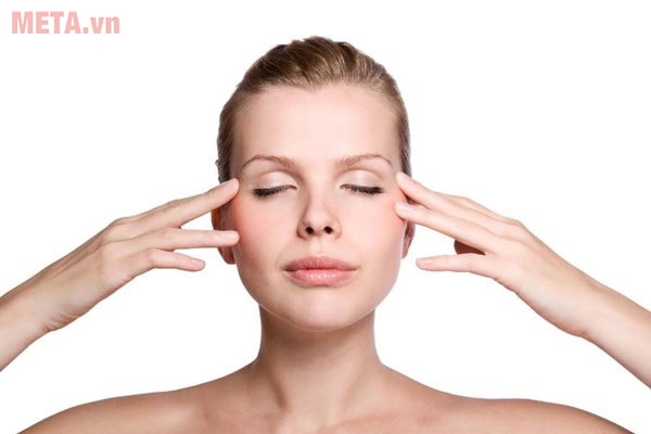 Dùng tay ấn nhẹ vào thái dương Bài tập thể dục cho mắt sáng khỏe