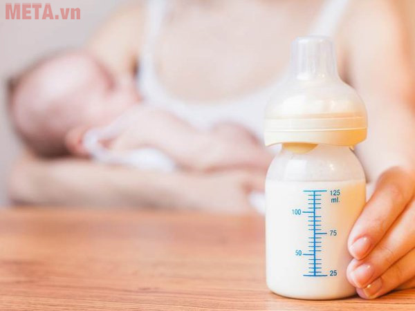 Sai lầm mà mẹ mắc phải khi vệ sinh bình sữa cho bé Sai lầm khi vệ sinh bình sữa cho bé