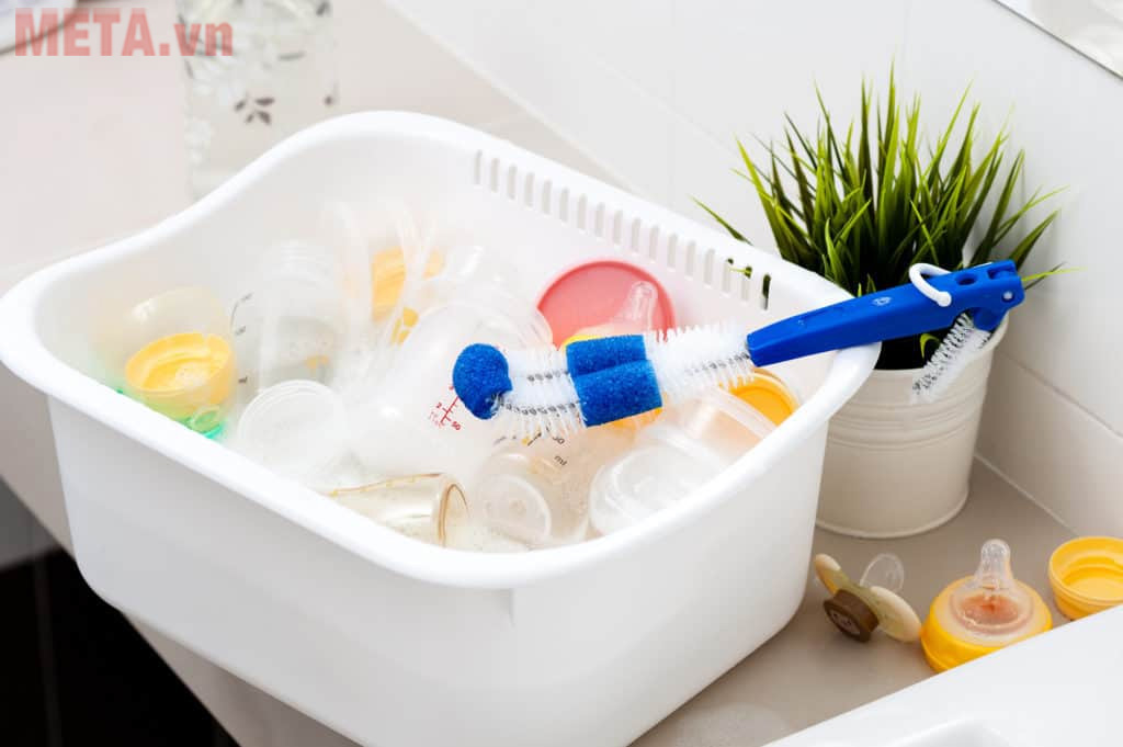 Vệ sinh bình sữa với núm vú chung Sai lầm khi vệ sinh bình sữa cho bé