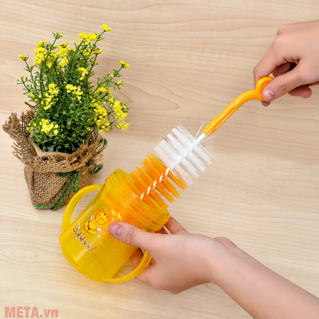 Làm sạch bình sữa bằng que cọ rửa Vệ sinh và bảo quản bình sữa cho bé