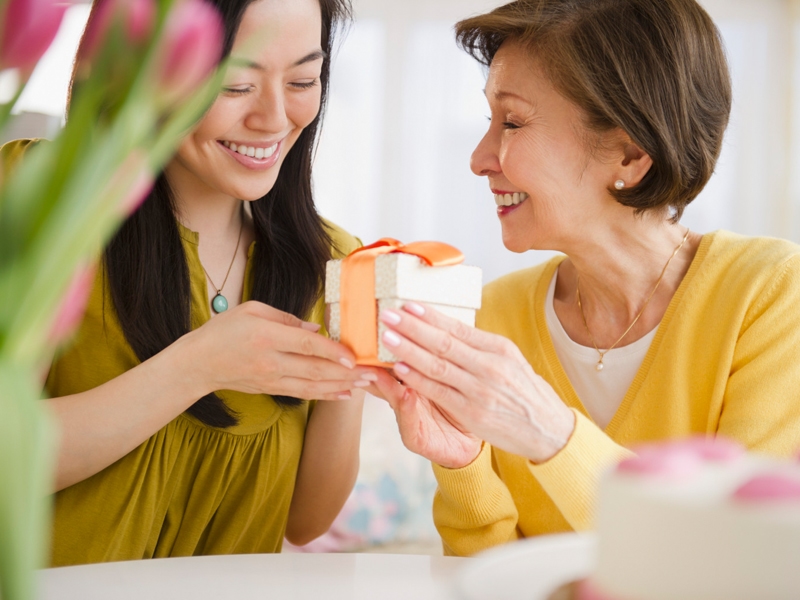 Kinh nghiệm chọn quà sinh nhật ý nghĩa cho mẹ
