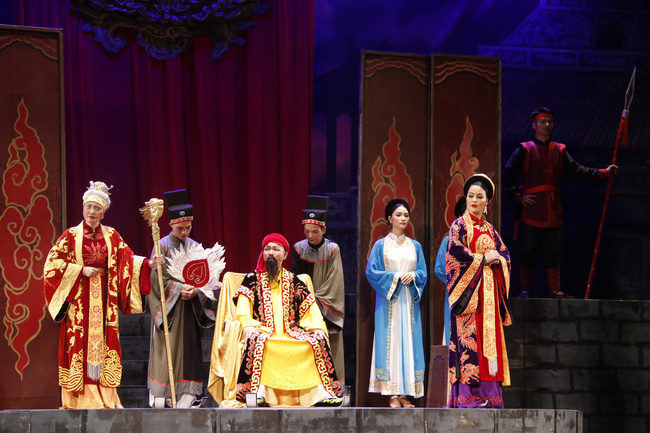 Mời cô giáo đi xem các chương trình nghệ thuật, giải trí