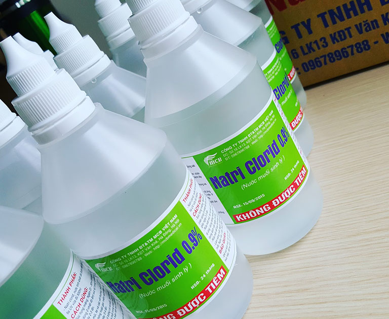 Sử dụng dung dịch nước muối sinh lý vệ sinh mũi, họng cho bé