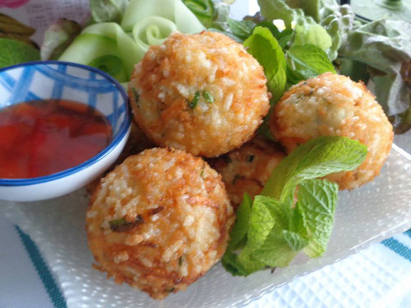 Cơm bọc trứng cút chiên Cơm bọc trứng cút chiên