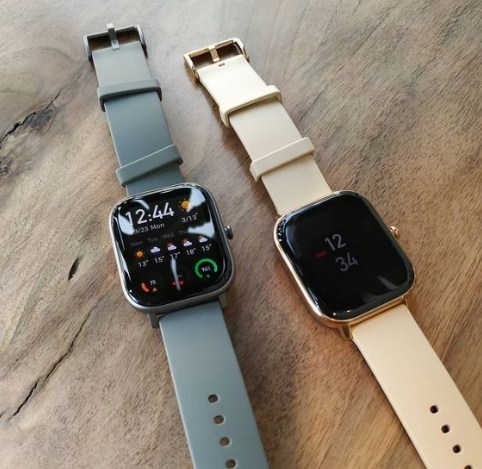 Đồng hồ thông minh theo dõi sức khỏe  