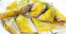 Tuyệt chiêu luộc gà vàng ươm, da căng bóng