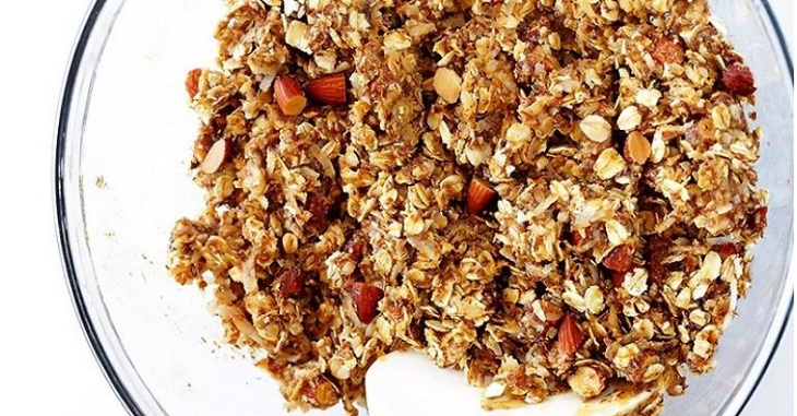 Nặn bánh và cho hỗn hợp vào tủ lạnh