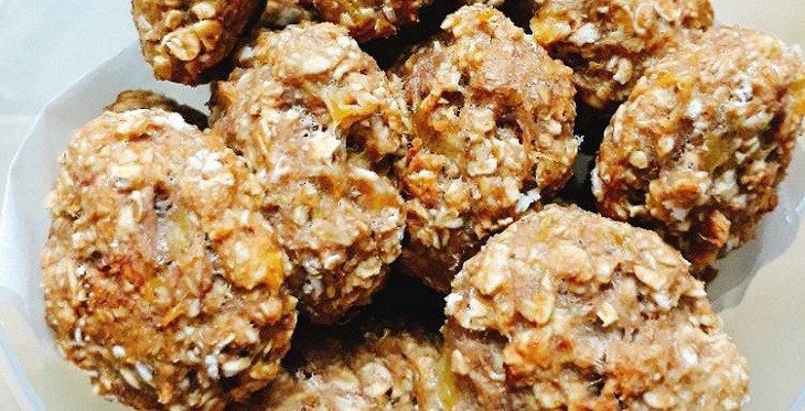 Nặn bánh thành từng viên nhỏ để bỏ vào tủ lạnh