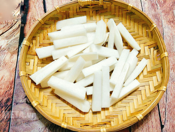 Cắt củ cải thành miếng nhỏ