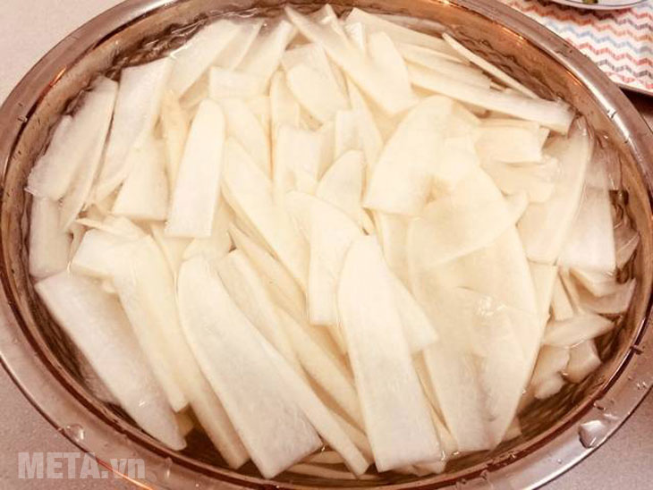 Ngâm củ cải trắng với muối