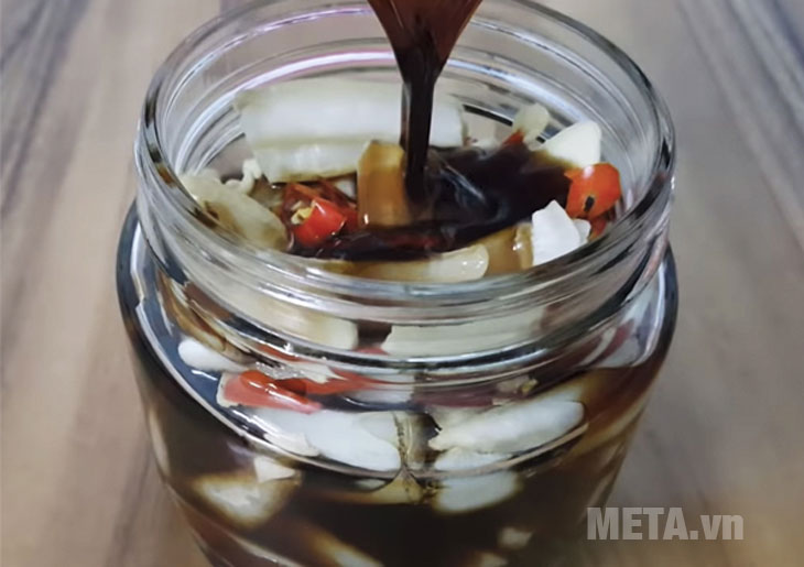 Cho củ cải vào lọ và đổ tương vào