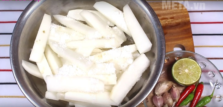 Ướp muối củ cải trắng