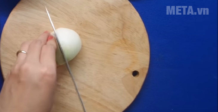 Bỏ lớp vỏ ngoài của tỏi hành đi