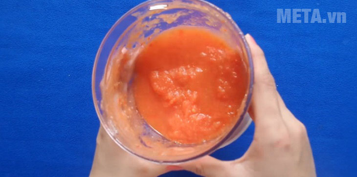 Cho cà chua vào máy xay sinh tố